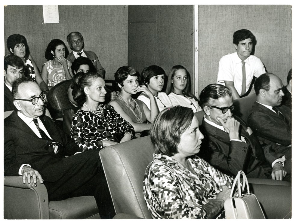 Paulo Ronai, atrás de Clarice Lispector (com a bolsa), em 1970 — Foto: Divulgação/IEB