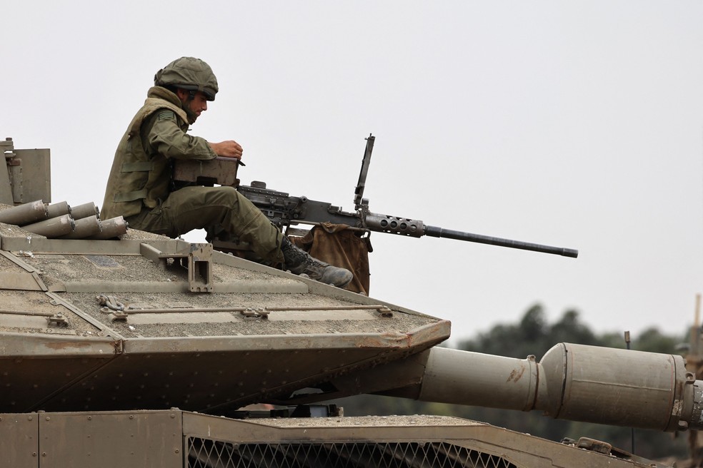 Soldado israelense posicionado em conflito contra Hamas — Foto: Jack Guez/AFP