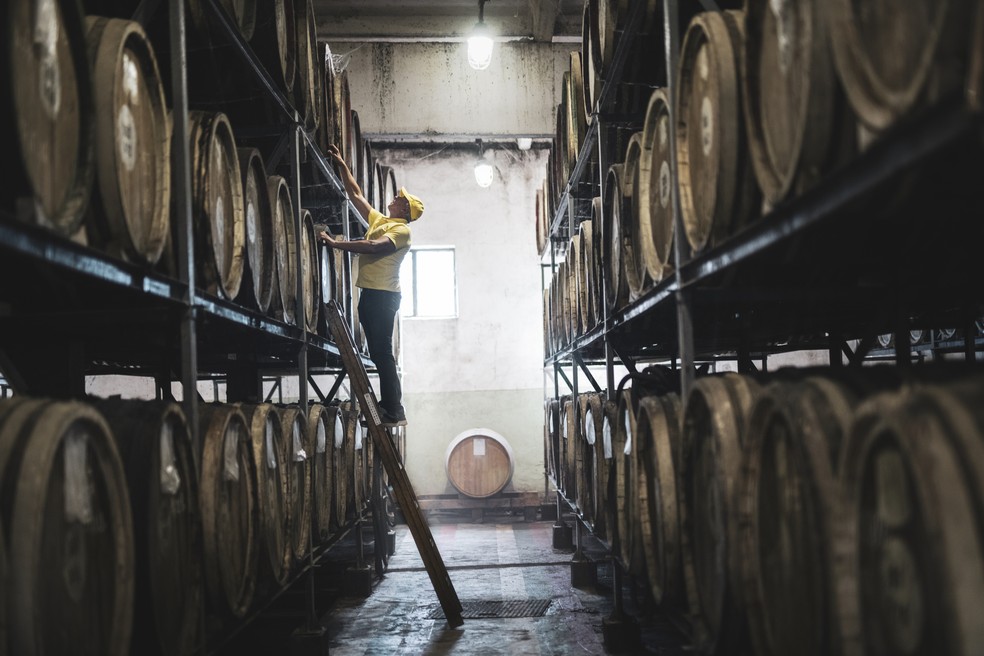 O whisky é uma bebida alcoólica destilada, obtida a partir de cereais fermentados, por exemplo, cevada, centeio, trigo, aveia e milho. — Foto: ArtistGNDphotography/Getty Images