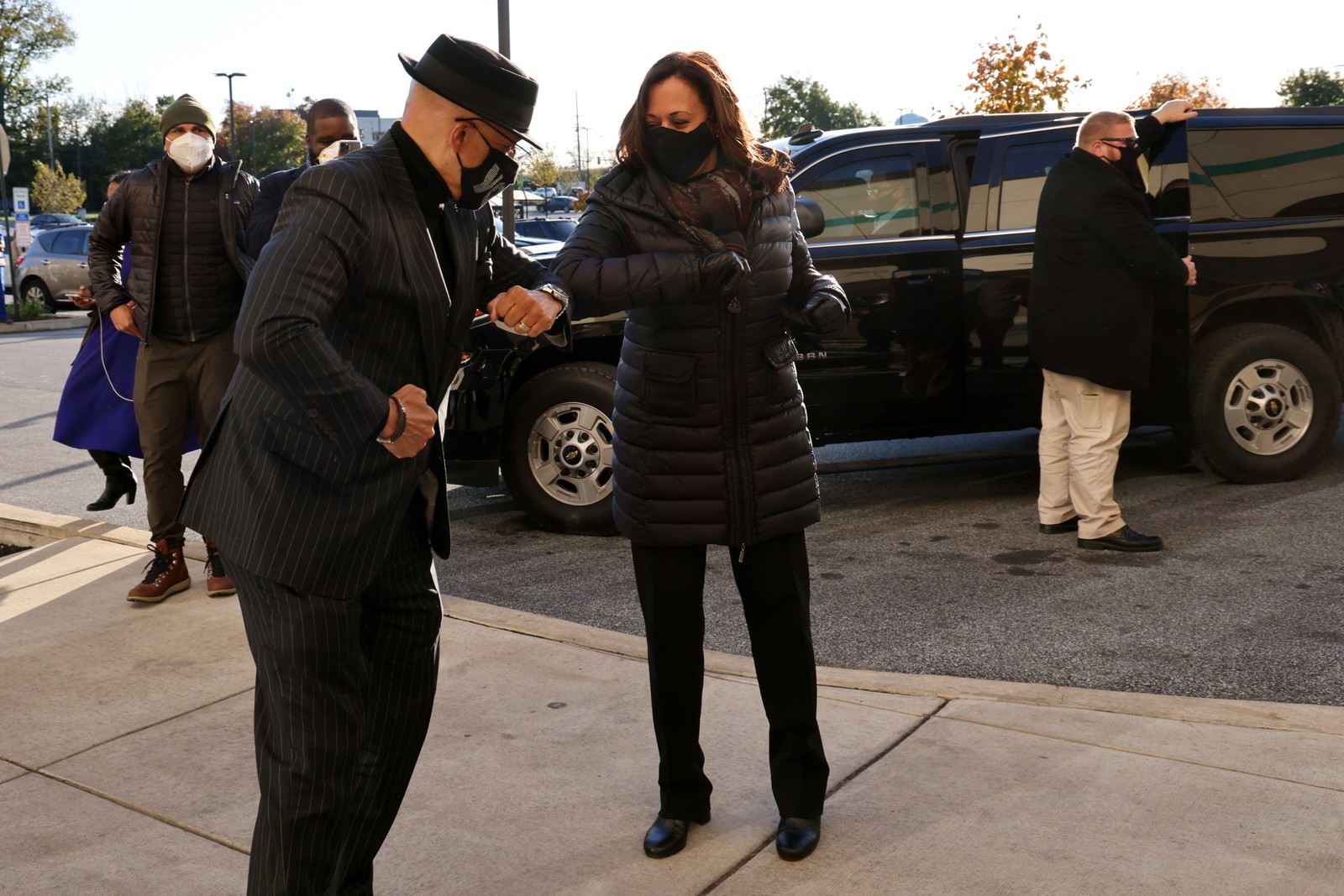 Kamala Harris cumprimenta o senador do estado da Pensilvânia, Vincent Hughes, com uma cotovelada, em 2 de novembroREUTERS