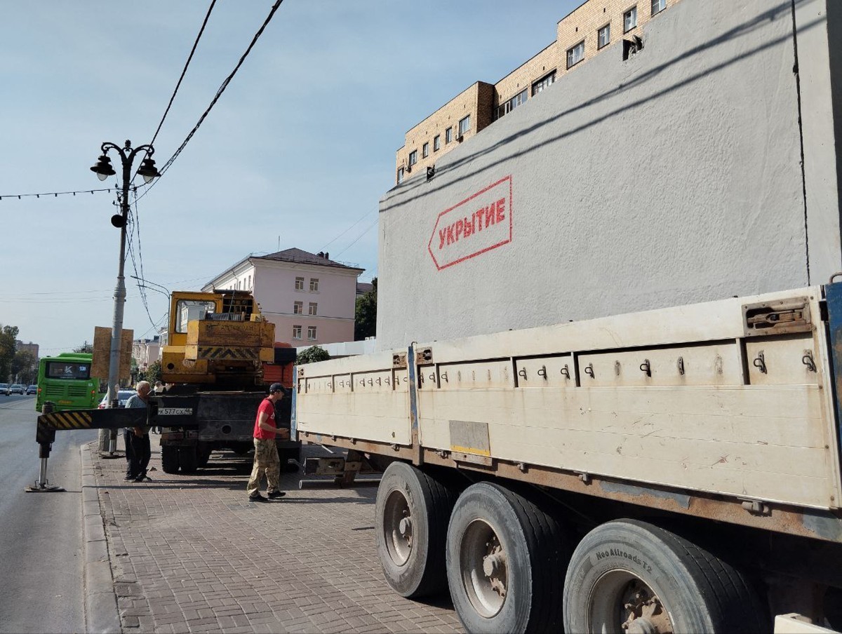 Trabalhadores Municipal Transportam abrigos de concreteto em kursk em kursk em 22 de Agosto de 2024- foto: Governor of the Kursk region/AFP