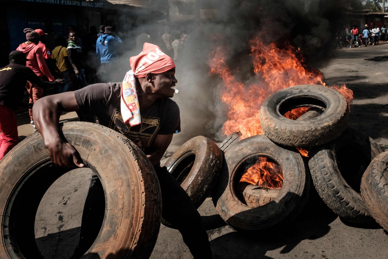 Manifestantes fazem barricada em chamas em Kibera, Nairóbi, em protesto contra crise política e econômica que assola o país — Foto: YASUYOSHI CHIBA