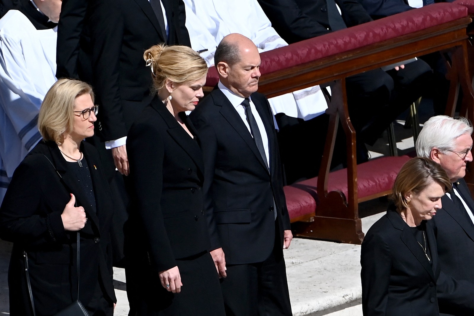 O presidente da Alemanha, Frank-Walter Steinmeier (à direita), e o chanceler alemão em fim de mandato, Olaf Scholz (centro), chegam para a cerimônia fúnebre do Papa Francisco na Praça de São Pedro, no Vaticano, em 26 de abril de 2025 — Foto: Isabella BONOTTO / AFP
