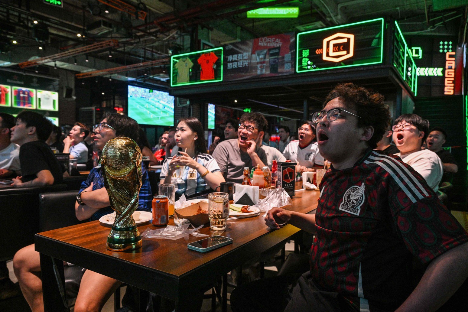 Com 200 milhões de torcedores e investimento elevado, a China tem tudo para estar na Copa do Mundo, menos um time