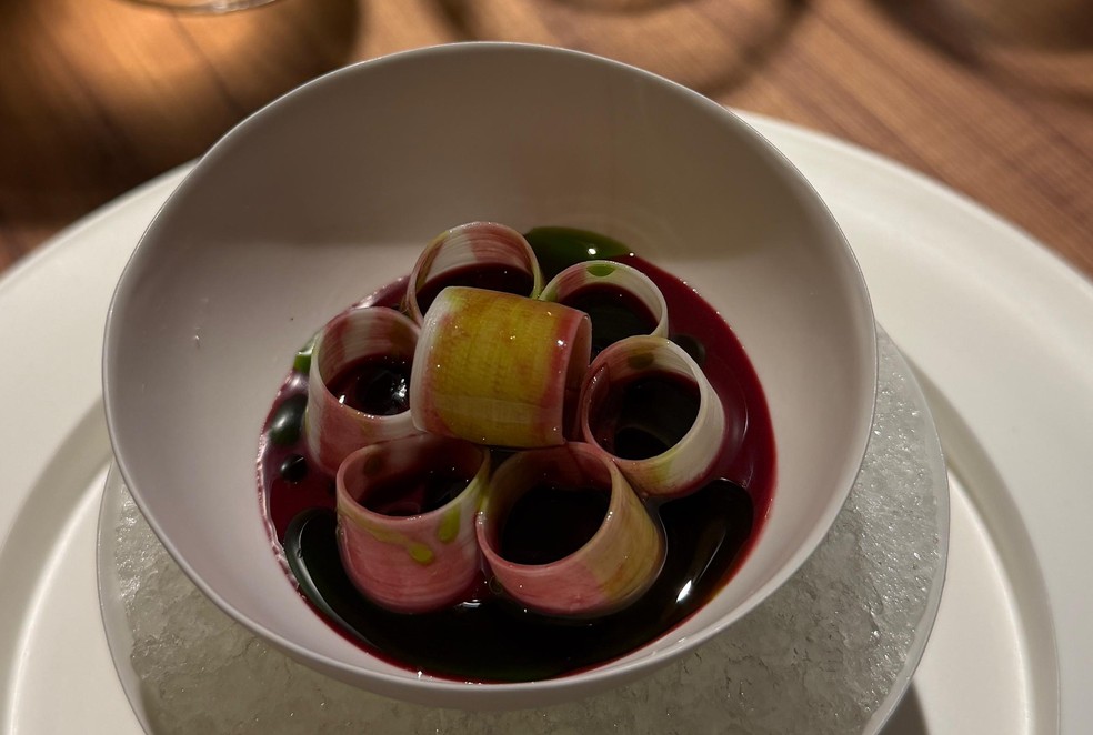 Figo com rigatoni de pupunha e açaí: sabor tímido — Foto: Ian Oliver