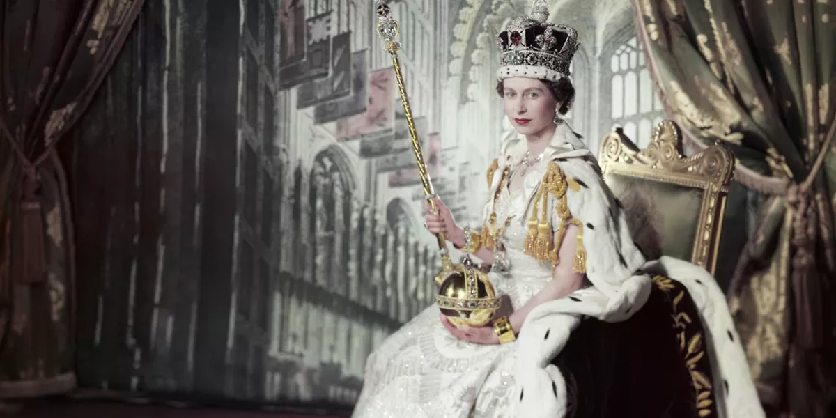Veja fotos inéditas da família real britânica em exibição no Palácio de Buckingham 