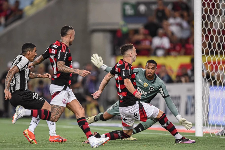 Léo Ortiz foi o autor do gol do Flamengo na vitória do clássico