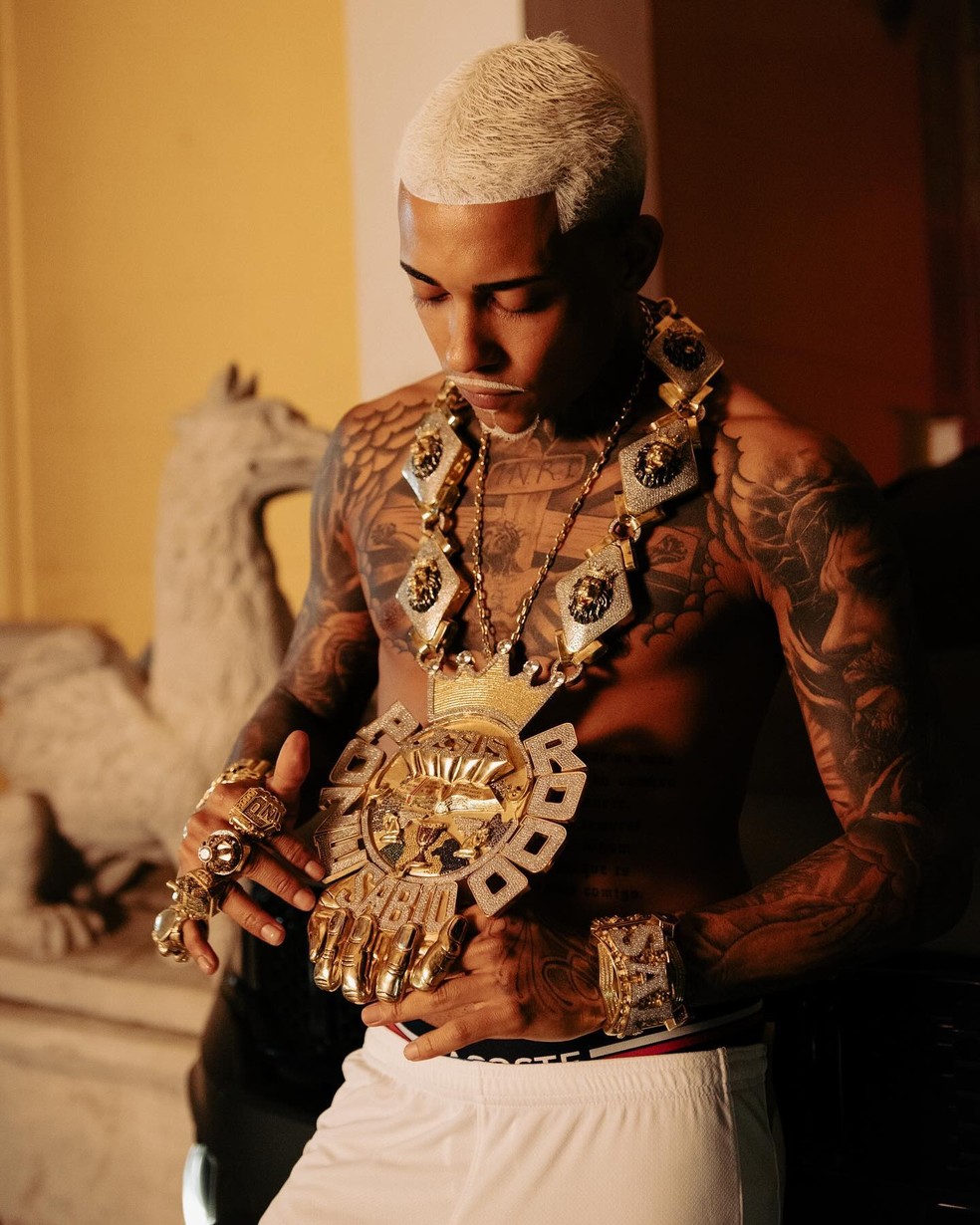 MC Poze do Rodo mostra cordão de ouro de R$ 2,8 milhões — Foto: Reprodução/Instagram