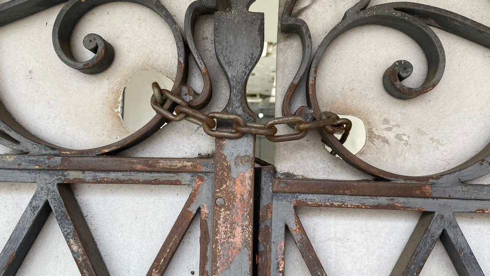 Abandonada, casa onde família von Richthofen morou, em Vila Congonhas, foi invadida e ocupada — Foto: Ullisses Campbell