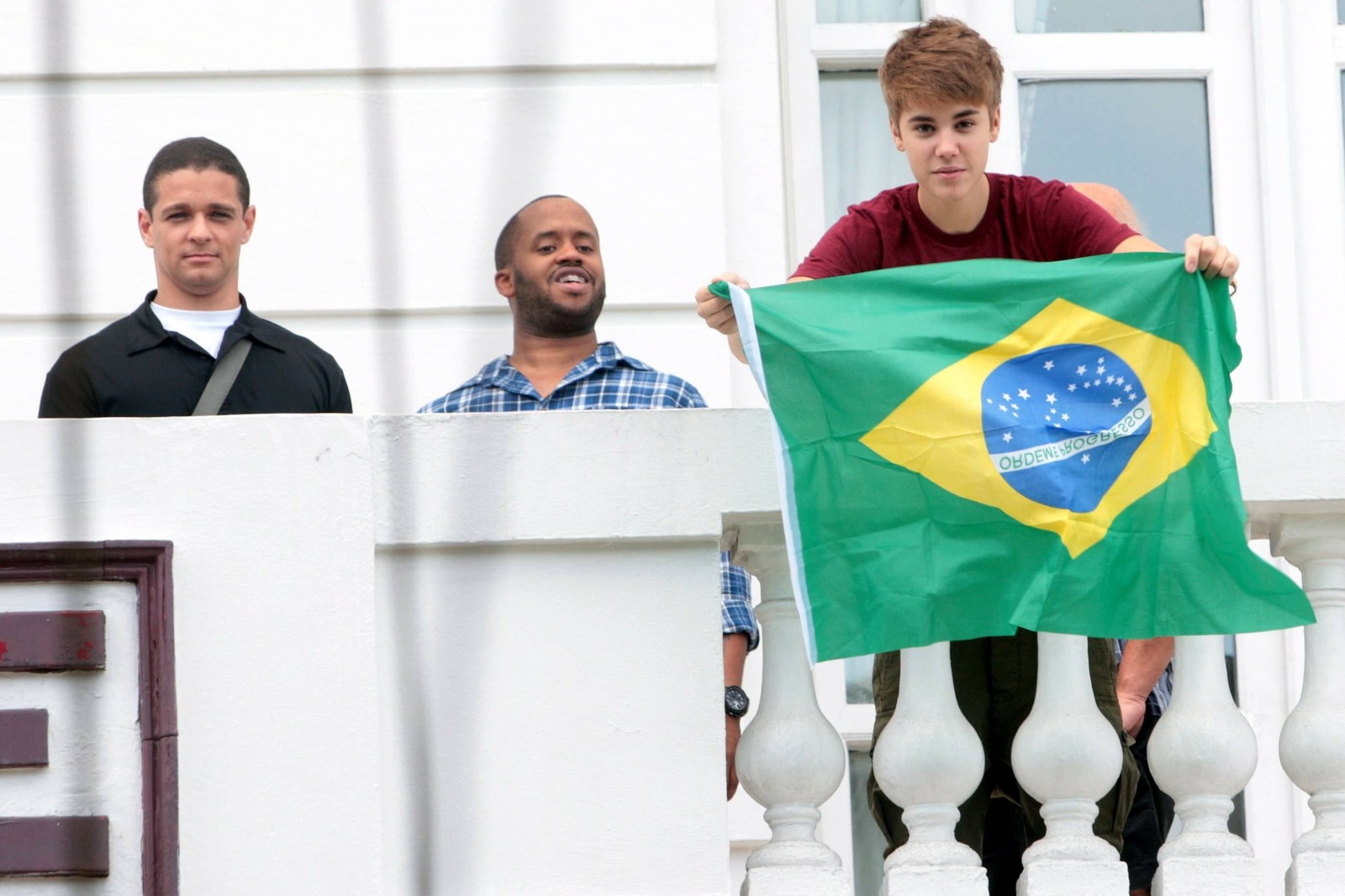 Justin Bieber acena para os seus fãs na sacada do Copacabana Palace em 2011 — Foto: Gustavo Stephan/Agência O Globo