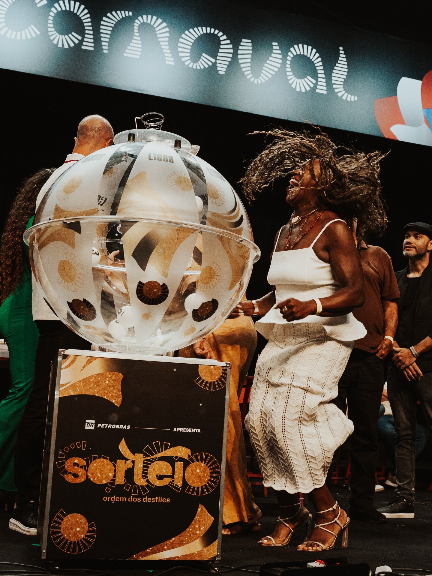 Análise: Mangueira e Imperatriz tem noite dos sonhos, enquanto Beija-Flor e Vila 'caem para cima' no sorteio da ordem dos desfiles de 2027