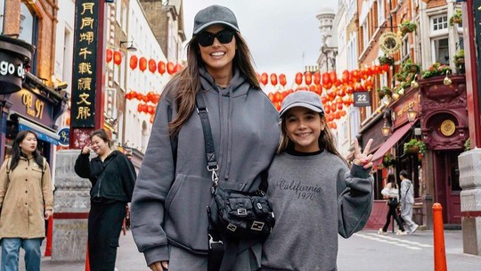 Tal mãe, tal filha: Deborah Secco combina looks com Maria Flor em viagem pela Europa: ‘Andamos iguais’; fotos
