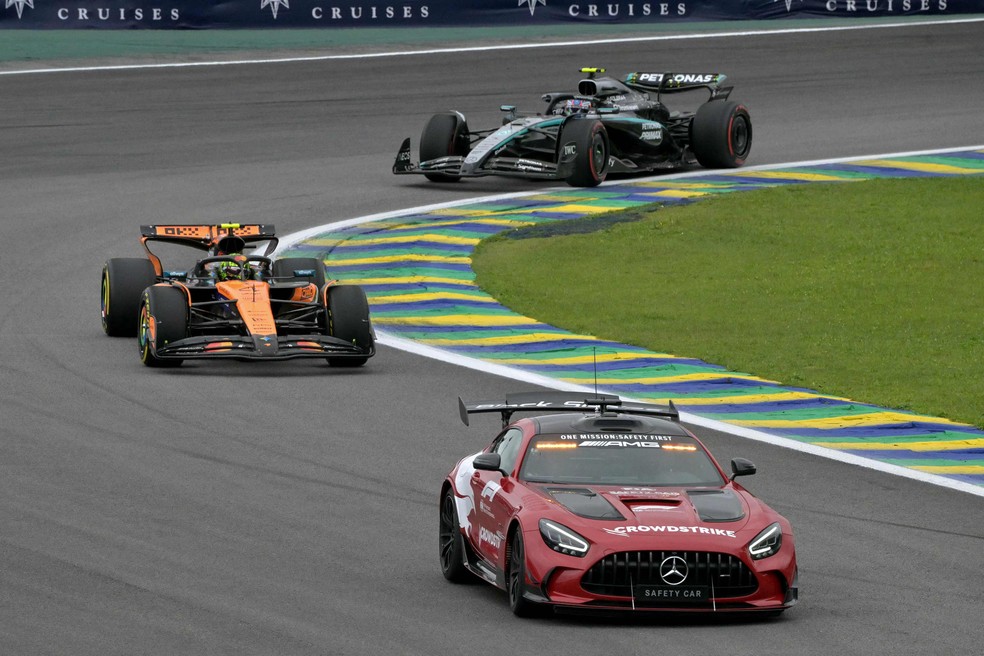 Safety car na pista, após batida de Bortoleto. Lando Norris (McLaren) e Kimi Antonelli (Mercedes) lideram prova — Foto: Nelson Almeida / AFP