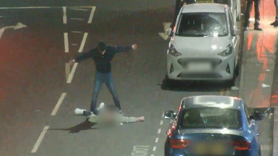Vídeo mostra jovem que nocauteou homem e 'comemorou' sobre vítima após chute na cabeça na Inglaterra