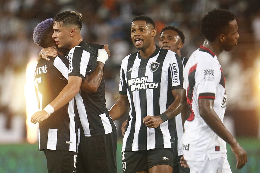Junior Santos comemora enquanto Mateo Ponte é abraçado por Tchê Tchê na comemoração do gol do Botafogo sobre o Atlético-GO