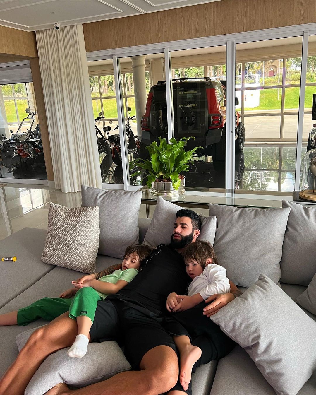 Gusttavo lima com os Filhos emsuaMansão-foto: reprodução Instagram