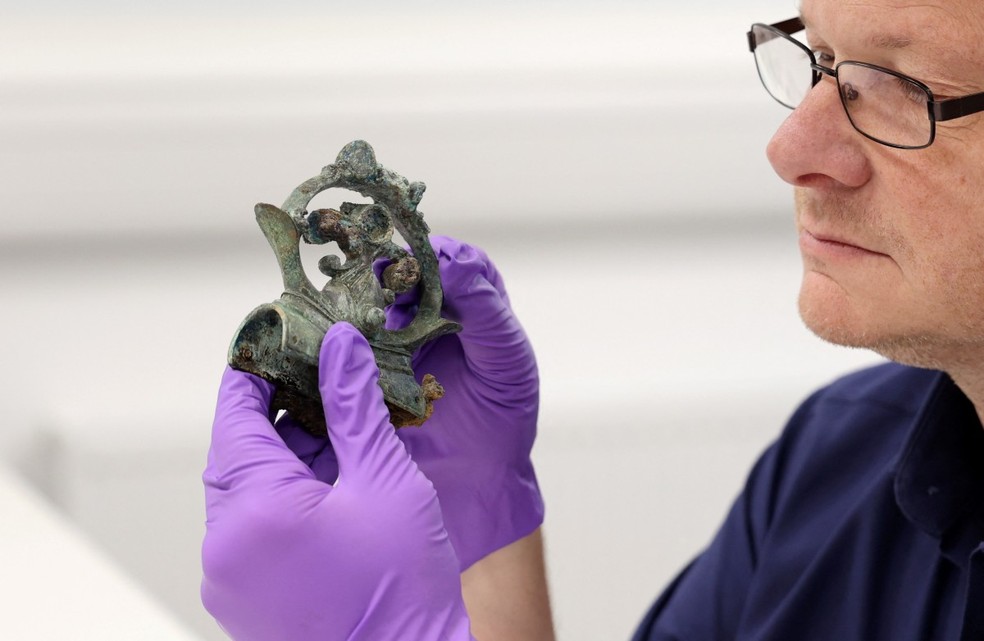 A fotografia tirada pela Universidade de Durham em 18 de setembro de 2024 mostra o Professor Tom Moore, Chefe do Departamento de Arqueologia, analisando um dos 800 objetos da Idade do Ferro escavados perto da vila de Melsonby, no povoado de Yorkshire, por uma equipe de arqueólogos da Universidade de Durham. — Foto: AFP / RAOUL DIXON / DURHAM UNIVERSITY
