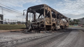 Ônibus que foi queimado por manifestantes bolsonaristas em Brasília — Foto: Eduardo Gonçalves/Agência O Globo 
