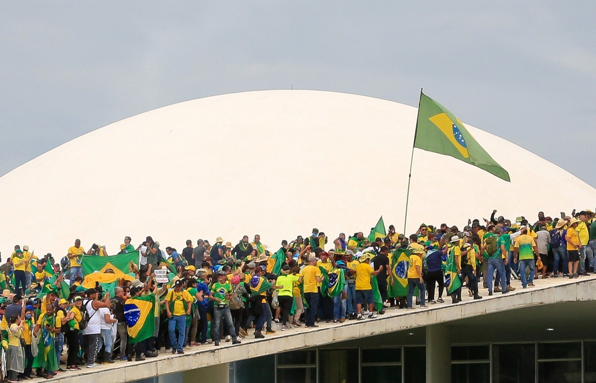 Brasil deve pedir ao governo Milei extradição de foragidos do 8 de janeiro  que estão na Argentina