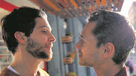 Artur Volpi e Michel Joelsas viverão romance no filme '13 sentimentos'