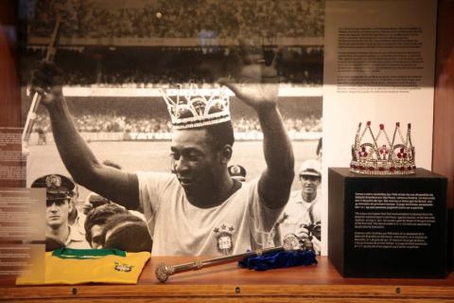 Foto do acervo do Museu Pelé, em Santos, mostra a coroa, o cetro e a camisa da seleção brasileira que o craque usou no dia em que foi 'coroado'