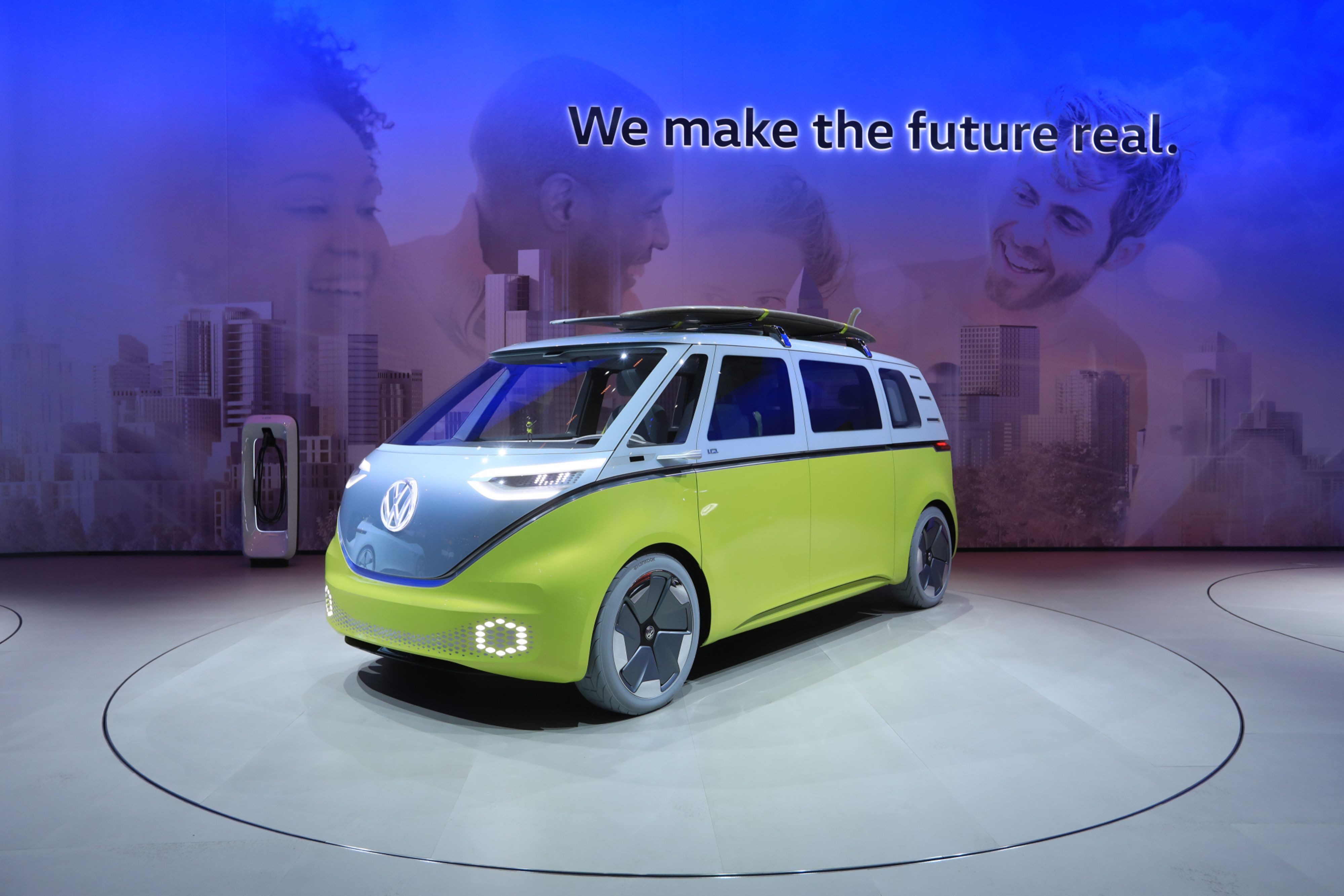 Kombi da Volkswagen ganha motor elétrico e segue firme na estrada