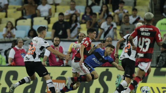 Análise: Goleada reforça que investimentos ainda não diminuíram distância competitiva entre Vasco e Flamengo
