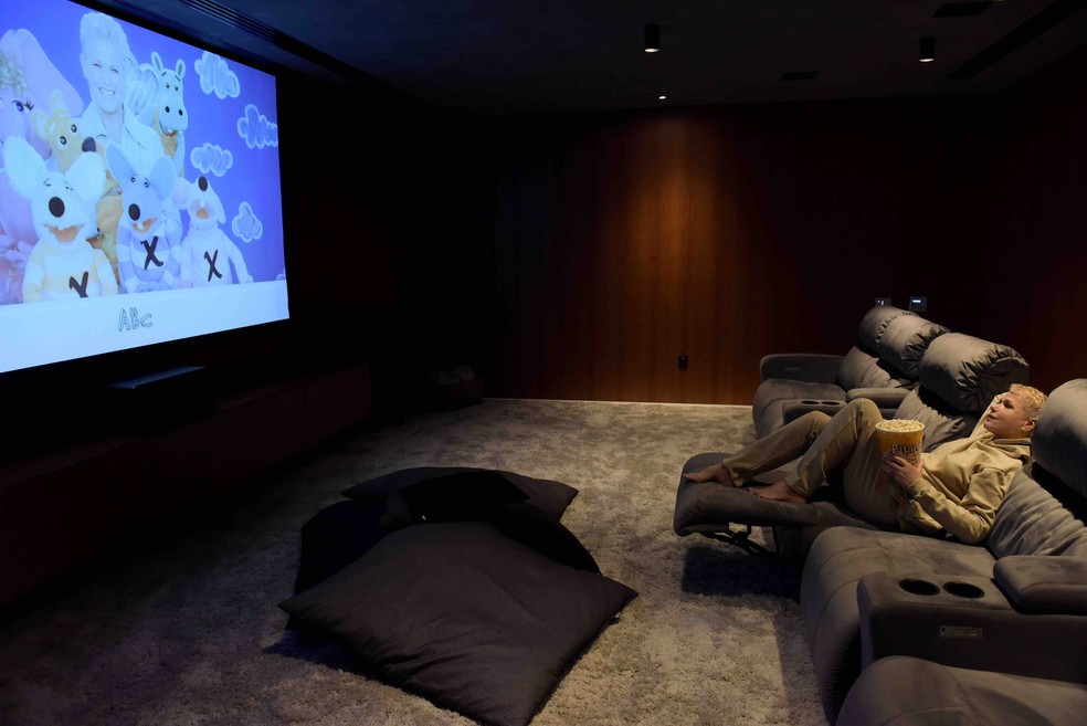 Xuxa também incluiu na casa um cinema privado e um estúdio para fotos e gravações — Foto: Reprodução/Redes sociais