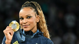 Rebeca Andrade com a medalha de ouro olímpica conquistada na final do solo — Foto: Gabriel BOUYS / AFP