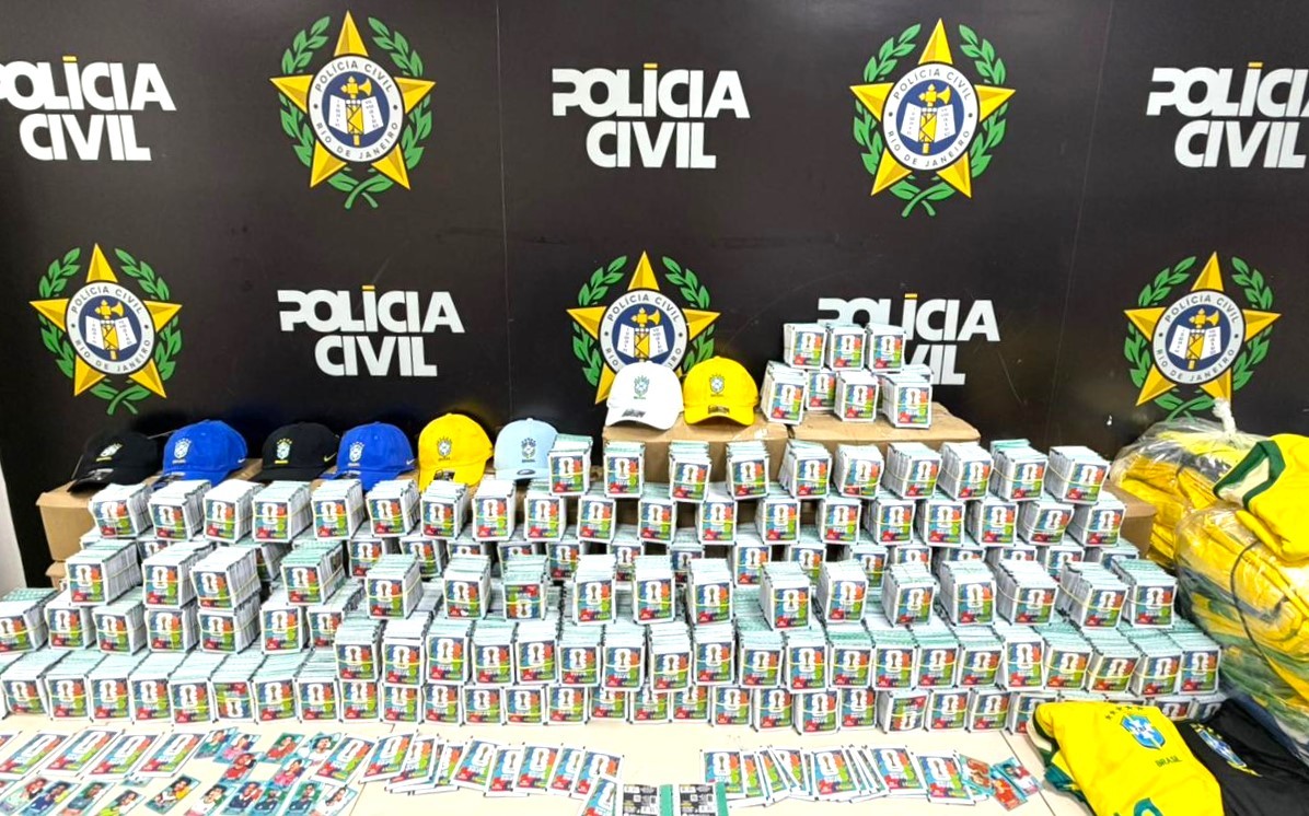 Polícia apreende 200 mil figurinhas falsificadas do álbum da Copa do Mundo
