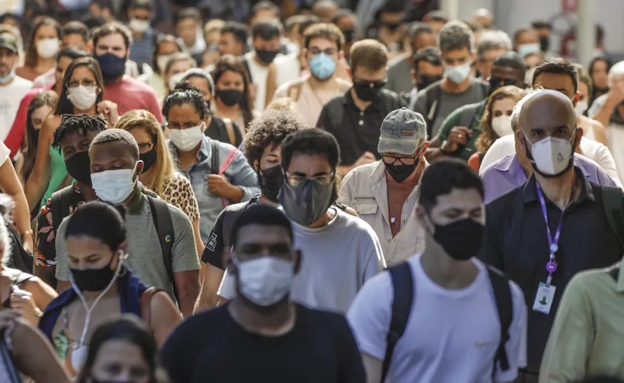 População com máscaras nas ruas para evitar disseminação da Covid-19.
