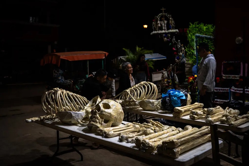 Os ossos são o motivo central nas celebrações do Dia dos Mortos em Pomuch — Foto: The New York Times