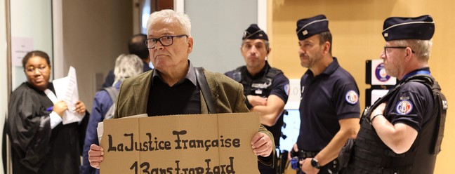 Homem protestou, em 2022, no julgamento do voo 447 em Paris: "Justiça francesa, 13 anos, tarde demais" — Foto: AFP