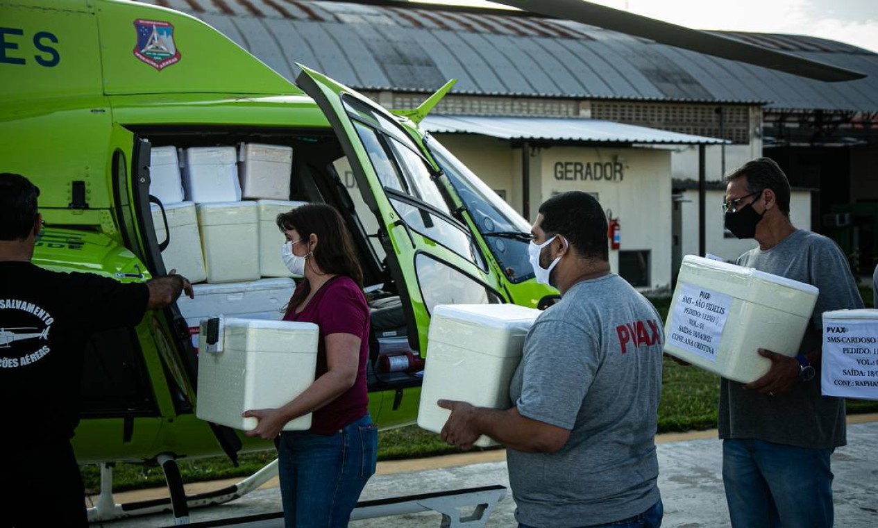 Secretaria estadual de Saúde realizou entrega de nova remessa de 500 mil vacinas contra a Covid-19, além de medicamentos do chamado "kit intubação" em meados de abril — Foto: Hermes de Paula / Agência O Globo - 18/04/2021