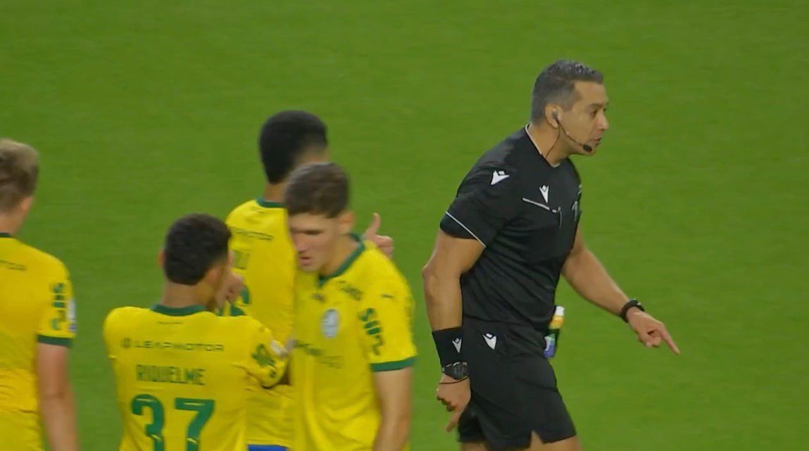 Leitura labial mostra reação do árbitro em lance polêmico de Palmeiras x Chapecoense: 'Eu pedi para ver o VAR'