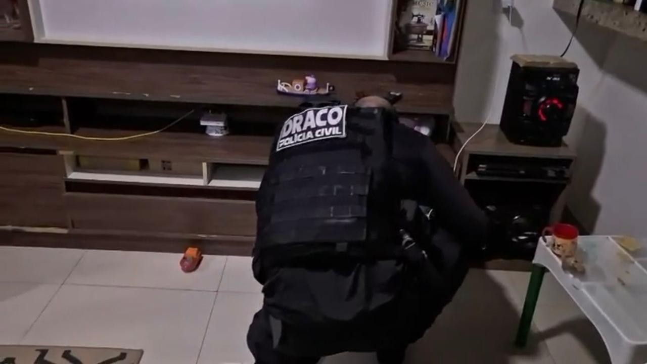 Polícia Civil do RJ Desarticula Esquema de Transporte Clandestino Liderado por PM