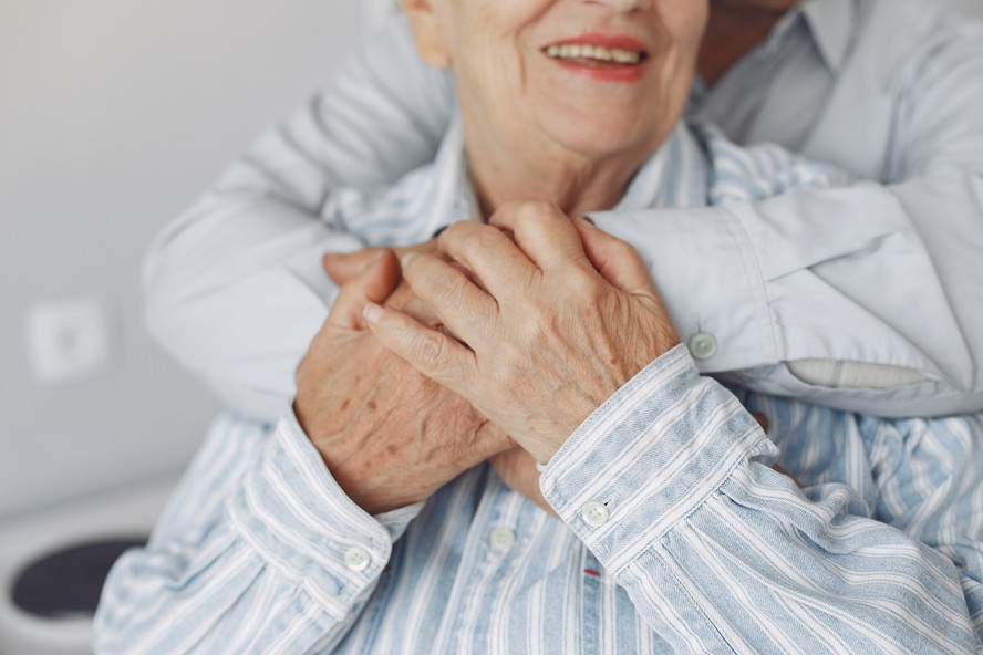 Risco de câncer diminui radicalmente após os 80 anos, e nova pesquisa ajuda a explicar o porquê.