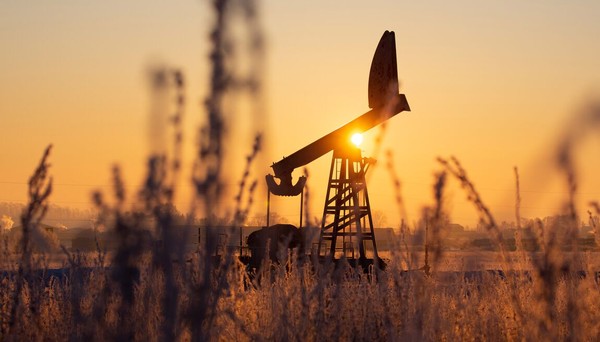 Opep+ fecha acordo e estende corte gradual na produção de petróleo para tentar segurar preço