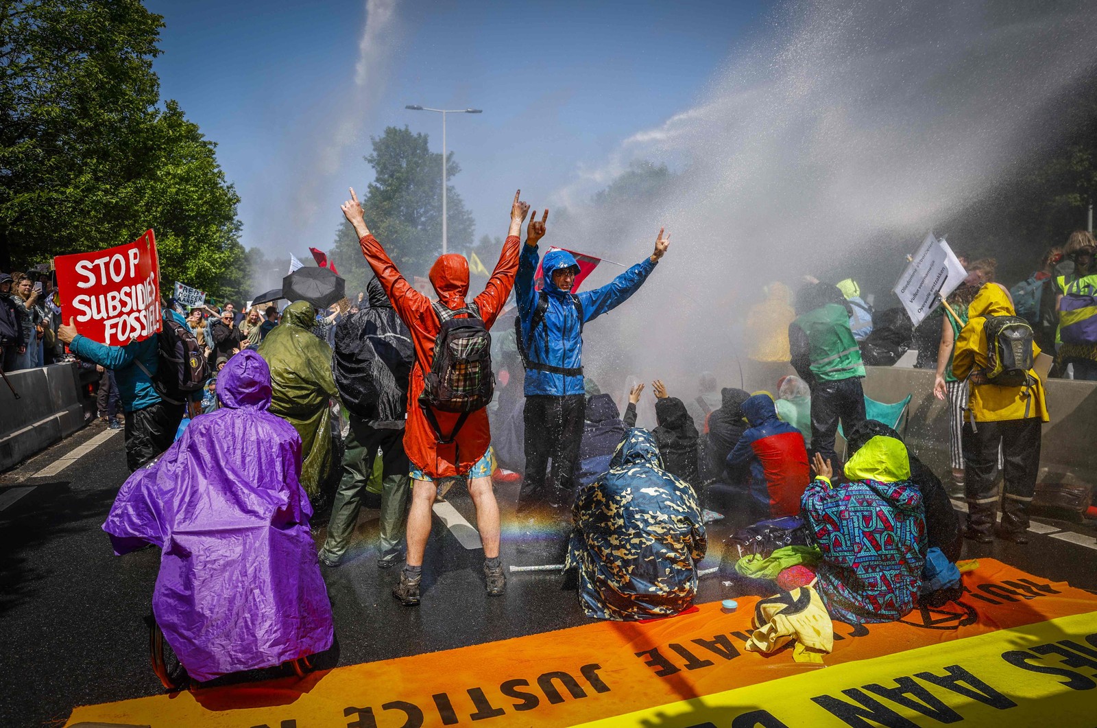 Pela sétima vez, os manifestantes bloquearam durante a tarde a autoestrada A12, que cruza o centro da cidade de Haia.  — Foto: Sem van der Wal / ANP / AFP