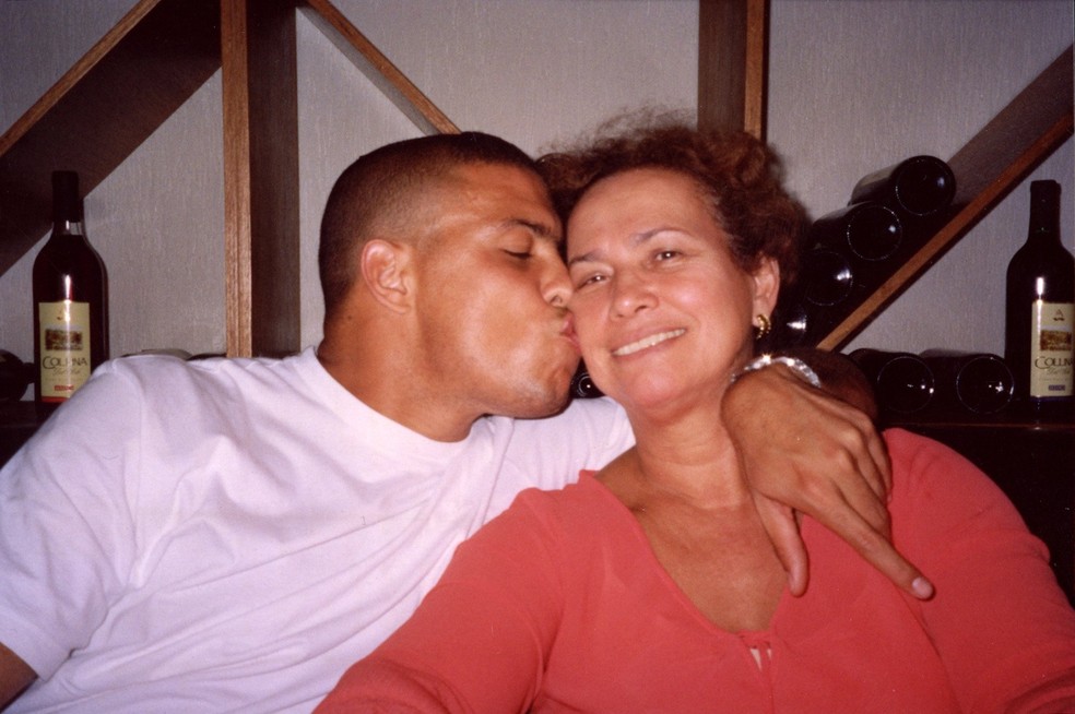 Ronaldo com a mãe Dona Sônia — Foto: Arquivo pessoal / 29-6-2003