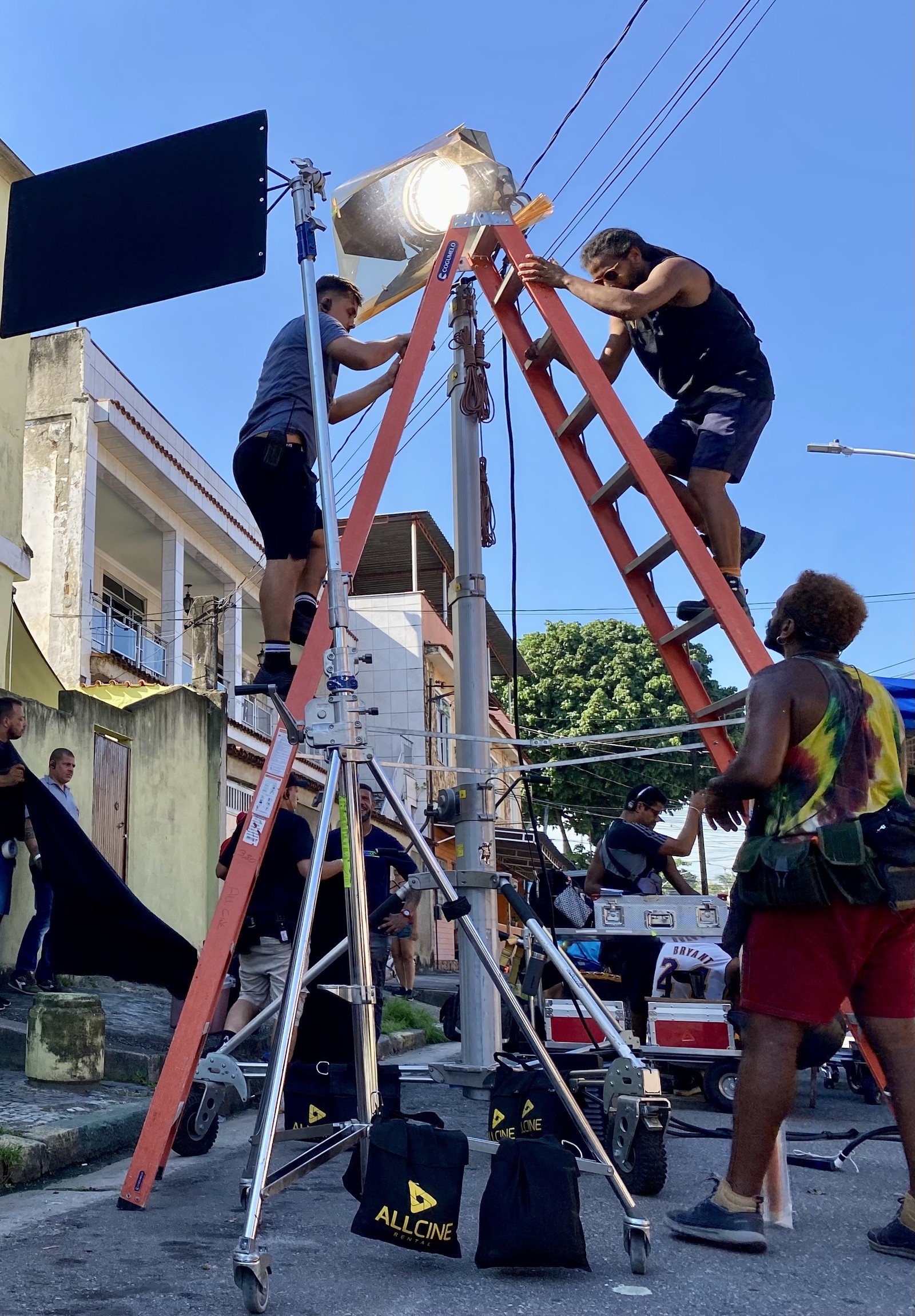 Crew of the film Narciso, produced by Buda Filmes, in the streets of Maréchal Hermes — Photo: Cristiane Arenas