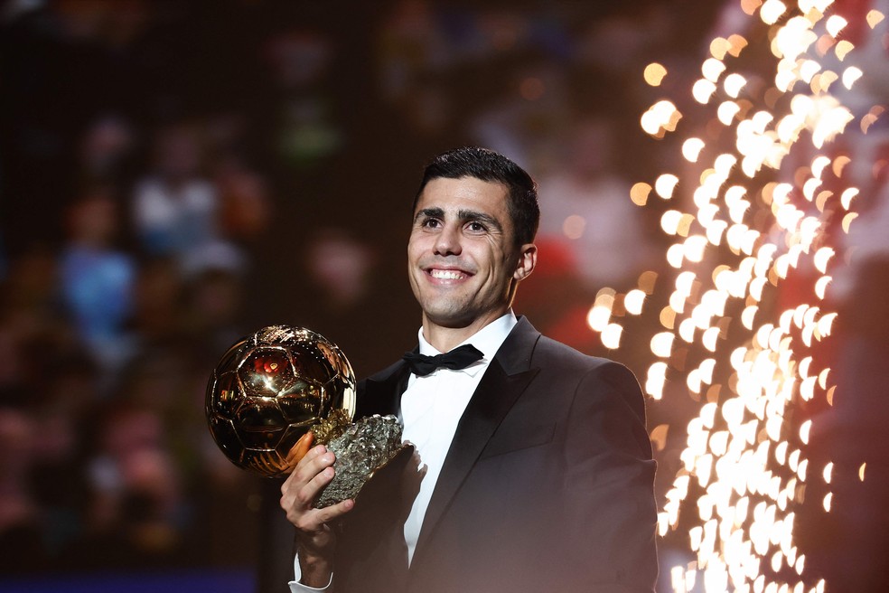 Rodri, do Manchester City, vence prêmio Bola de Ouro — Foto: FRANCK FIFE / AFP