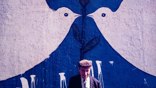 Felipe Taborda relembra mostra de 1984 com fotos dos murais de Lisboa sobre a Revolução dos Cravos, que completa 50 anos