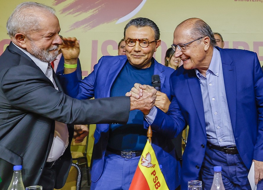 Lula com o presidente do PSB, Carlos Siqueira, e Alckmin: pressão na base para remanejar o vice do Ministério do Desenvolvimento
