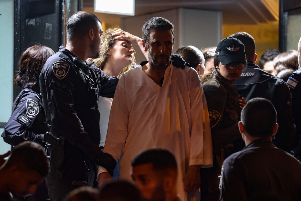 Forças de segurança retiram manifestante que invadiu a sede do partido Likud, em Tel Aviv — Foto: Ahmad GHARABLI / AFP