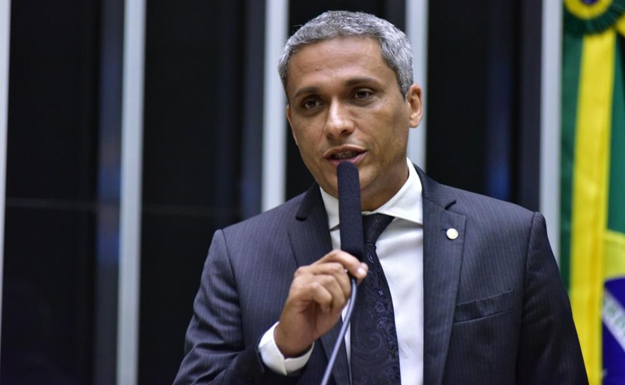 Quem é Gustavo Gayer, deputado alvo da PF por suspeita de desviar recursos  públicos