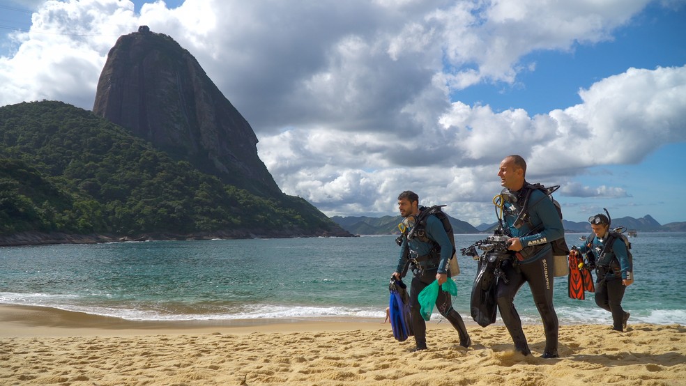 Projeto Verde Mar: Caio Salles (à esquerda) costuma mergulhar saindo da Praia Vermelha, na Urca — Foto: Divulgação/Projeto Verde Mar