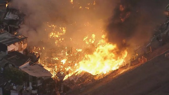 Incêndio de grandes proporções atinge comunidade e destrói 30 casas em Osasco (SP)