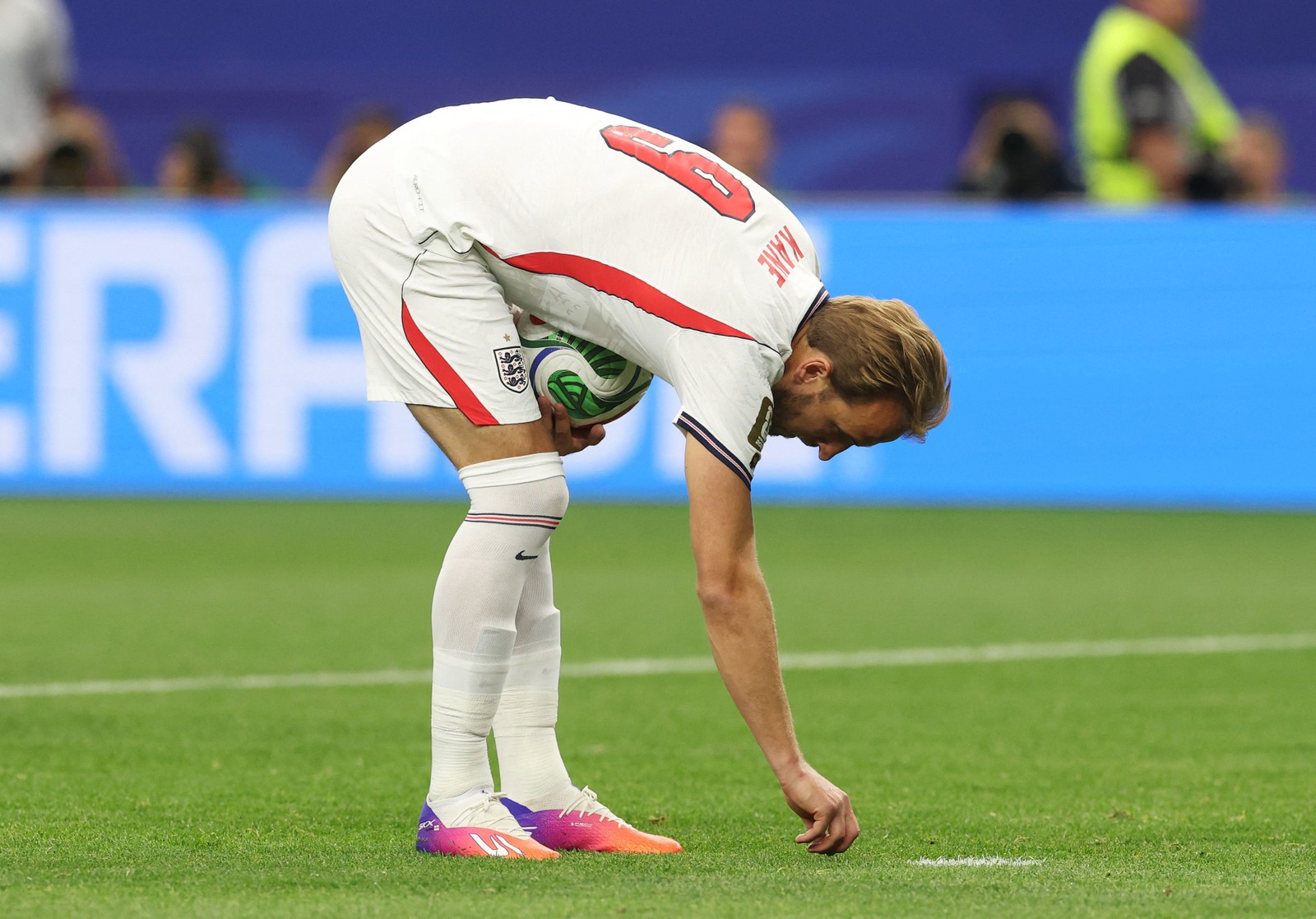 Kane se prepara para bater um pênalti para a Inglaterra contra a Croácia pela Copa do Mundo — Foto: Richard Pelham / GETTY IMAGES NORTH AMERICA / Getty Images via AFP