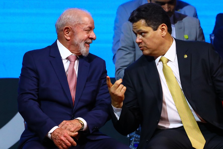 A irritação de Lula com Alcolumbre por causa do projeto que reduz pena de  golpistas